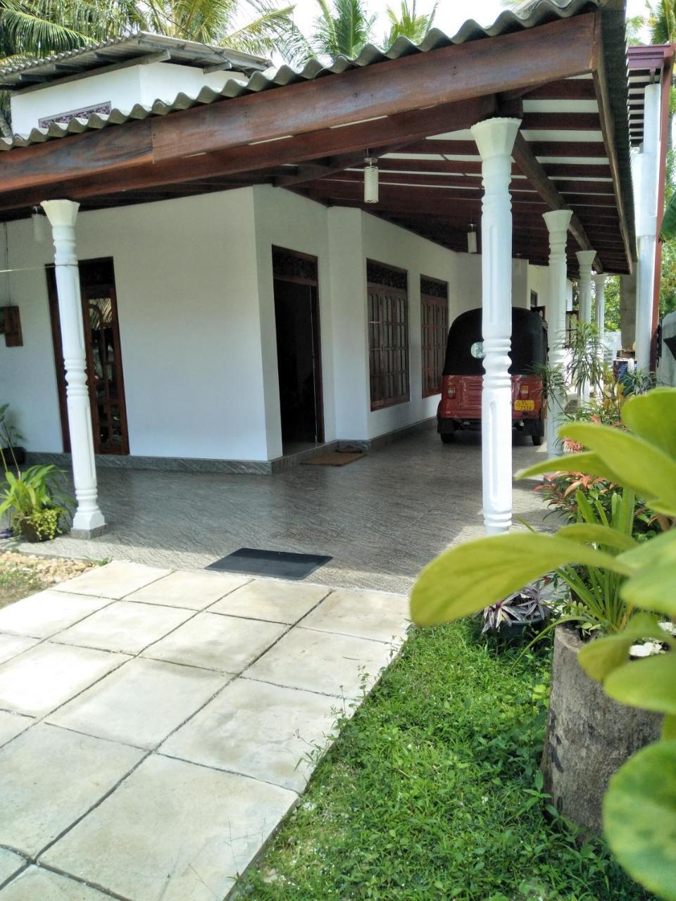 Southern Beach Surf Lodge Ahangama Exterior photo